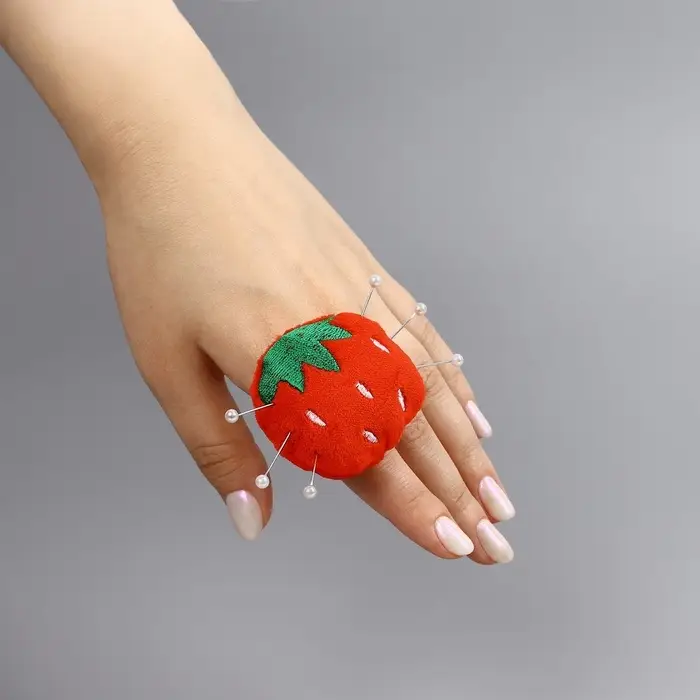 Игольница-кольцо «Клубника», 4.5×4.5×4 см, красная, зелёная Игольница-кольцо «Клубника», 4.5×4.5×4 см, красная, зелёная