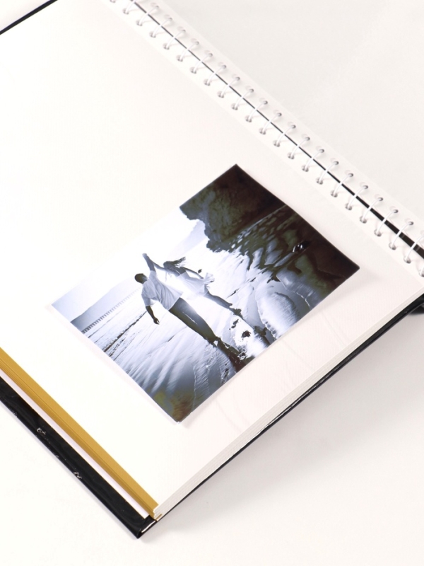 Фотоальбом магнитный 20 листов "Не жди чуда, а будь им!" чёрный тиснение серебро 29х24х2 см   106650