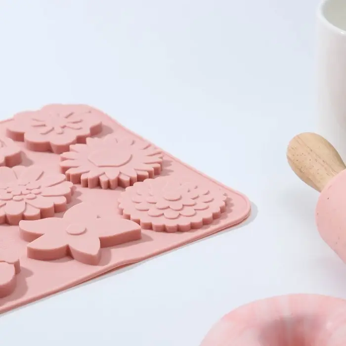 Форма для шоколада Доляна «Цветочная поляна», силикон, 22,5×16,5×0,5 см, 12 ячеек, цвет МИКС Форма для шоколада Доляна «Цветочная поляна», силикон, 22,5×16,5×0,5 см, 12 ячеек, цвет МИКС