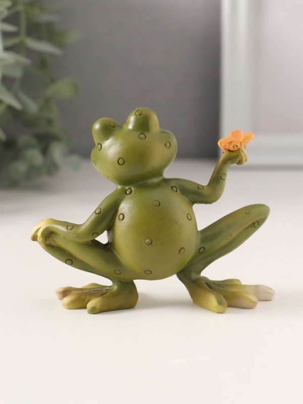 Сувенир полистоун Сувенир полистоун "Лягушонок с бабочкой, с цветами на животике" 10,5х4х8,5 см