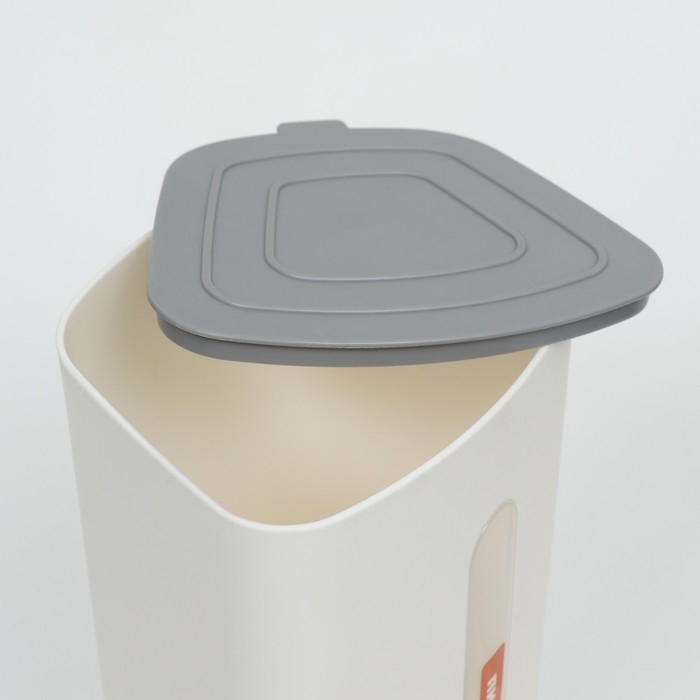 Автокормушка со скошенной миской, нескользящие ножки 3,8 л, белая Автокормушка со скошенной миской, нескользящие ножки 3,8 л, белая