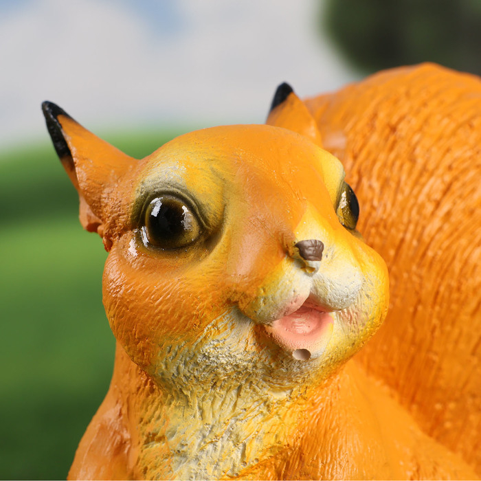 Садовая фигура  Садовая фигура "Белочка с орешком на пне" 25х12х23см