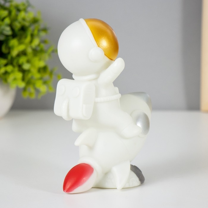 Ночник Ночник "Полёт астронавта" LED от батареек 3хLR1130 13х7х15,5 см RISALUX