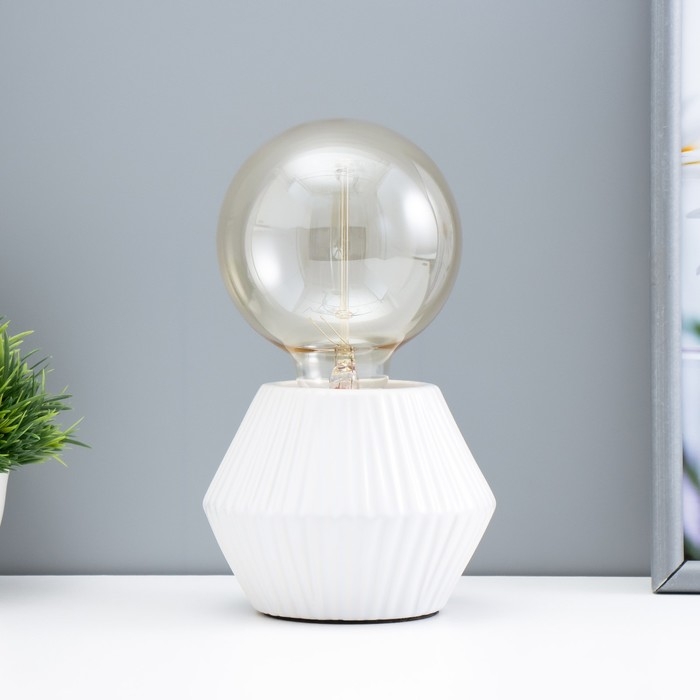 Настольная лампа Настольная лампа "Брис" 1х40Вт Е14 провод-1,6м белый 11,5х11,5х9см