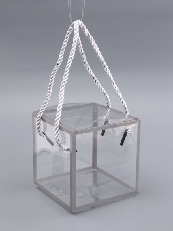 Коробка из PET с ручками, серебрянная, 10 х 10 х 10 см Коробка из PET с ручками, серебрянная, 10 х 10 х 10 см