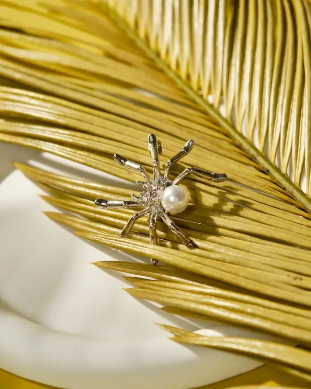 Брошь &laquo;Паук&raquo;, жемчужинка, белая в серебре