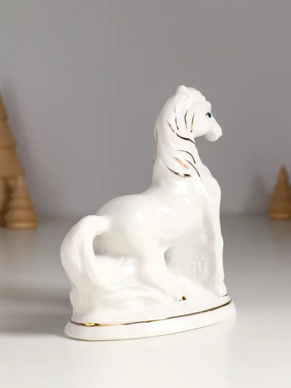 Сувенир керамика "Конь с сундуком монет" белый с золотом 13х5,5х13 см