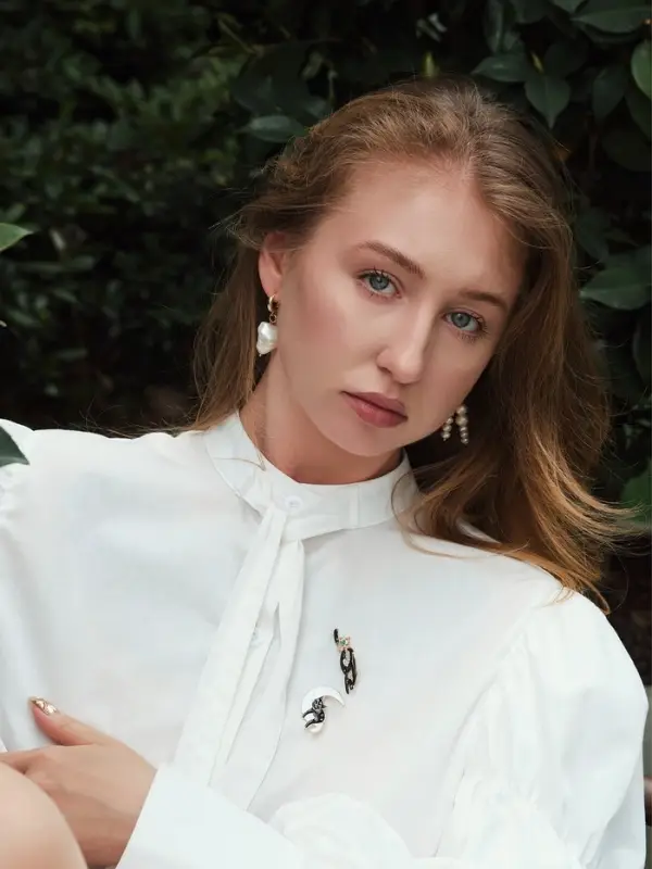 Значок &laquo;Кот&raquo;, на Луне, чёрно-белый в золоте