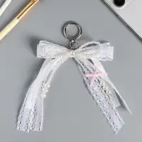 Брелок на карабине "Жемчужный бант с кружевной тесьмой" бусины d=0,4 и 0,8 см 16х9,5х1 см Брелок на карабине "Жемчужный бант с кружевной тесьмой" бусины d=0,4 и 0,8 см 16х9,5х1 см