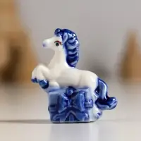 Сувенир керамика "Лошадка с подарком" бело-синий МИКС 4,1х2,6х4 см Сувенир керамика "Лошадка с подарком" бело-синий МИКС 4,1х2,6х4 см