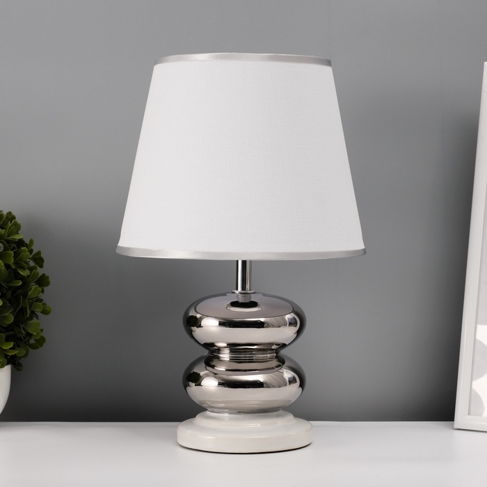 Настольная лампа с абажуром RISALUX «Роса», 1×40 Вт, Е27, белый/хром, 20×20×32 см Настольная лампа с абажуром RISALUX «Роса», 1×40 Вт, Е27, белый/хром, 20×20×32 см