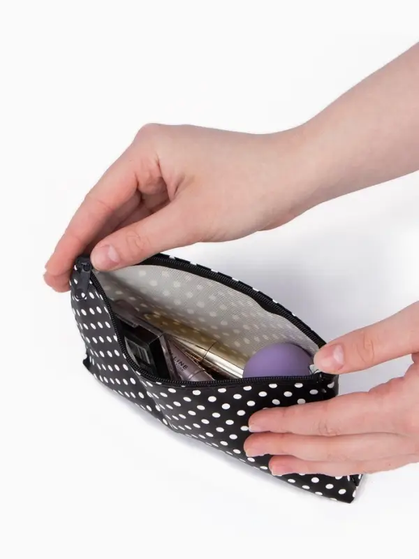 Косметичка - пенал на молнии, плоская, маленькая, в горох, чёрная