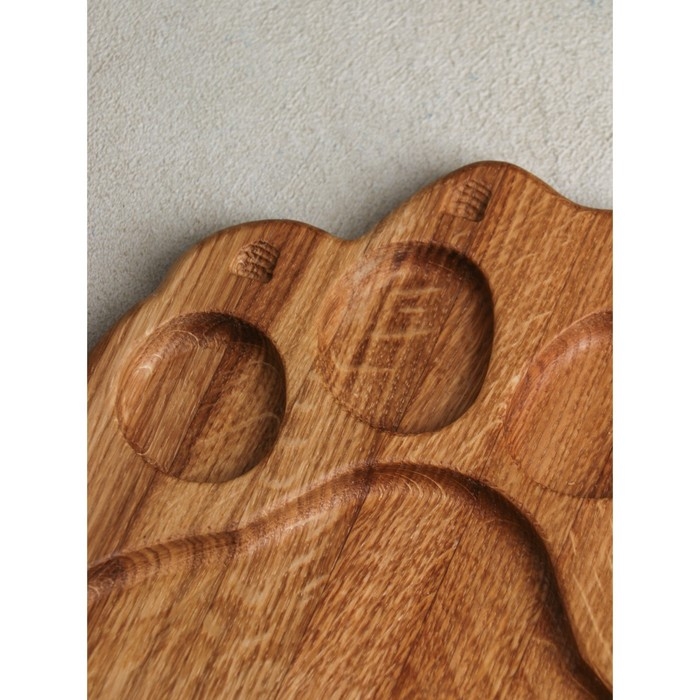 Доска для подачи авторская «Лапа Тигра», 19×22×2 см, натуральный дуб Доска для подачи авторская «Лапа Тигра», 19×22×2 см, натуральный дуб