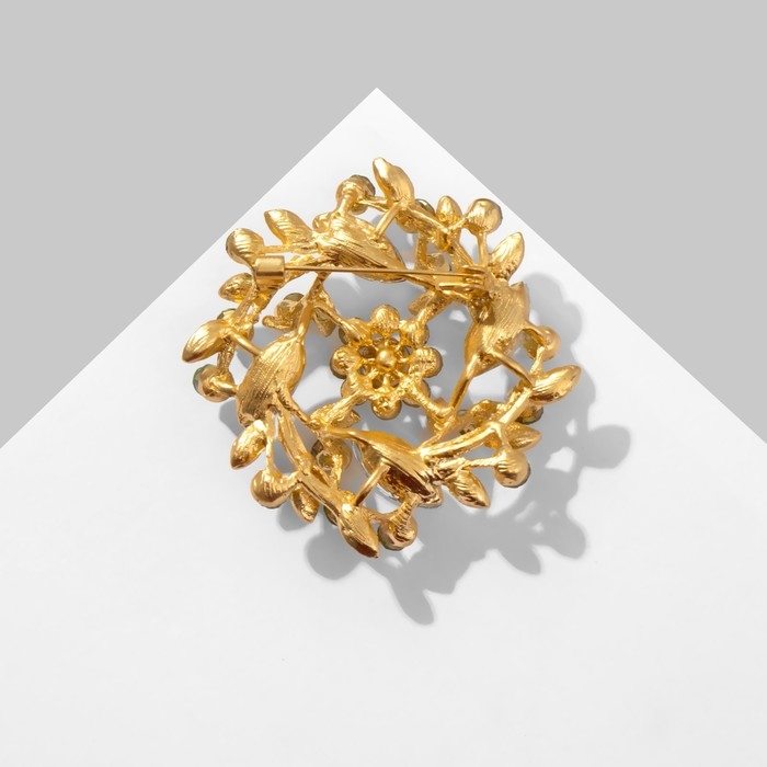 Брошь «Цветочек» в ворохе листьев, цвет радужно-зелёный в матовом золоте Брошь «Цветочек» в ворохе листьев, цвет радужно-зелёный в матовом золоте