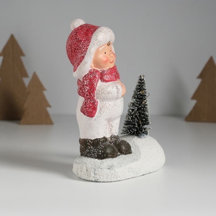 Сувенир керамика свет Сувенир керамика свет "Малыш в белом комбинезоне у ёлочки" 11,5х7х16 см