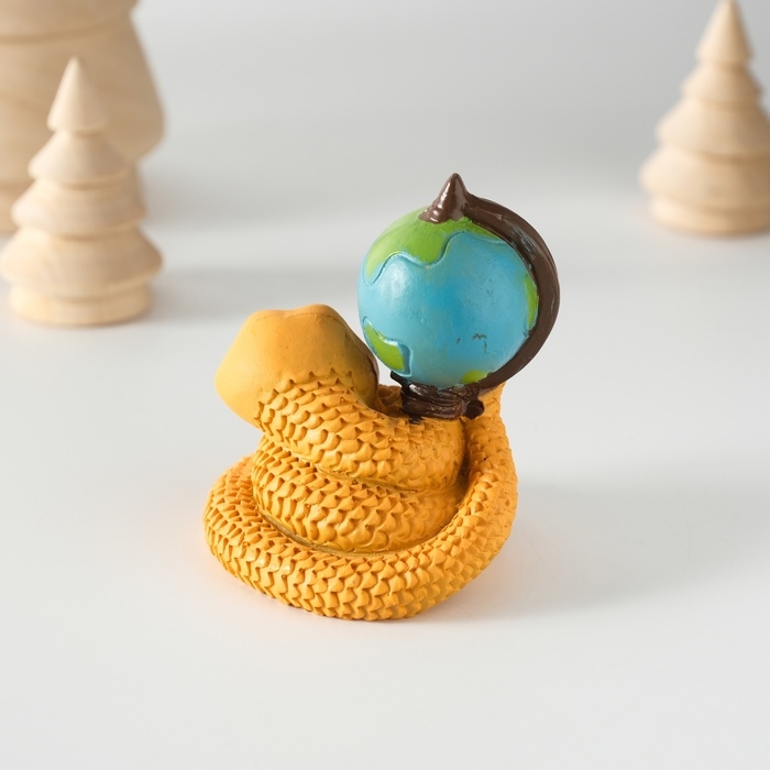 Сувенир полистоун Сувенир полистоун "Змей с глобусом" 5,5х6 см