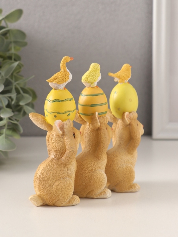 Сувенир полистоун "Зайчики с пасхальными яичками и птичками" 12х4,5х12,5 см