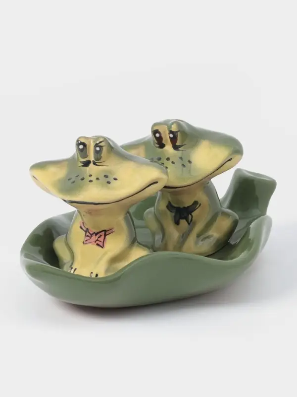 Набор для специй Кунгурская керамика &laquo;Лягушки&raquo;, 2 предмета на подставке: солонка, перечница, зелёная