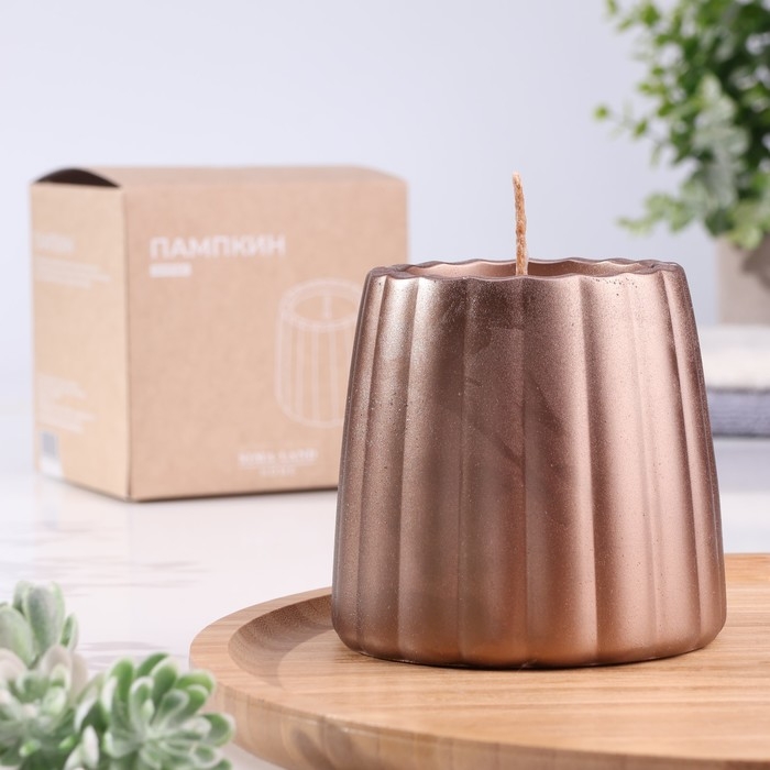 Свеча в подсвечнике из гипса с гладкими гранями, 9,5х9см, серо-коричневый Sima Home Свеча в подсвечнике из гипса с гладкими гранями, 9,5х9см, серо-коричневый Sima Home