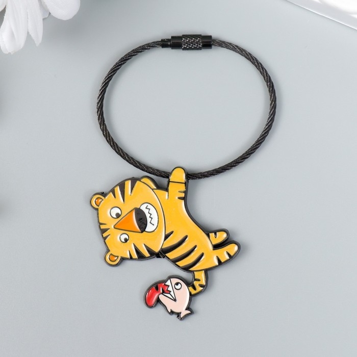 Брелок металл на тросе "Тигрёнок с рыбкой" эмаль 5,2х4,1 см