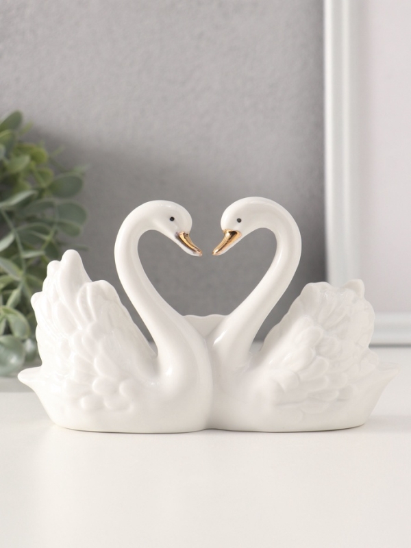 Сувенир керамика "Белые лебеди с маленьким сердечком" с золотом 4х15х9 см