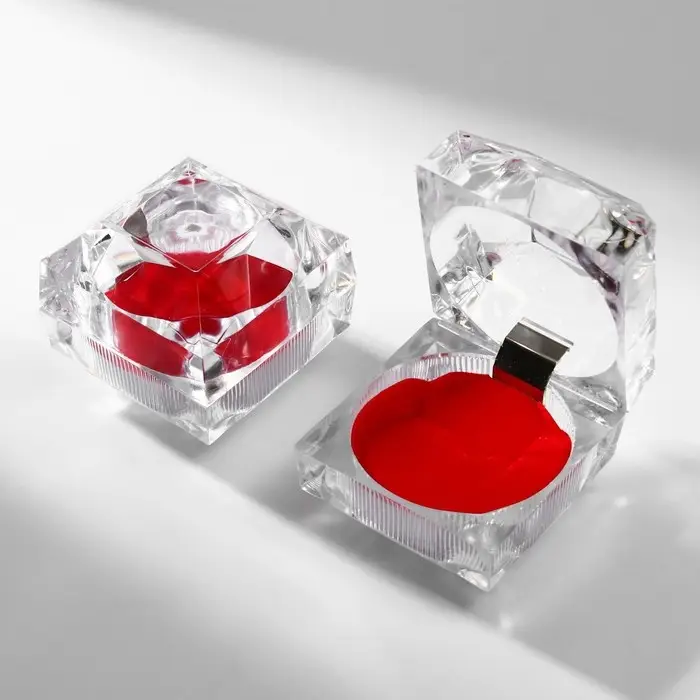 Футляр пластиковый под кольцо «Бриллиант», 4,4×4,4, вставка красная