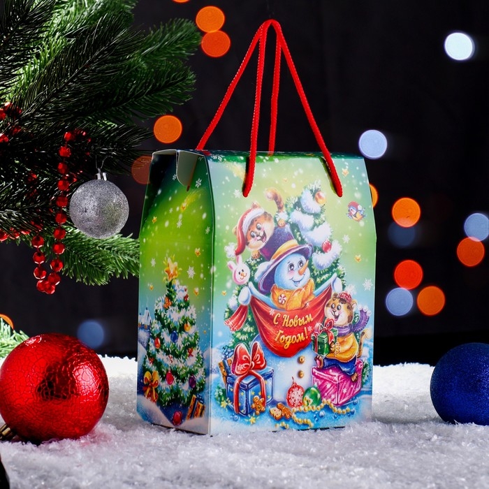 Новый год. Подарочная коробка Новый год. Подарочная коробка "Котик в лесу" 15 х 10 х 20,5 см.