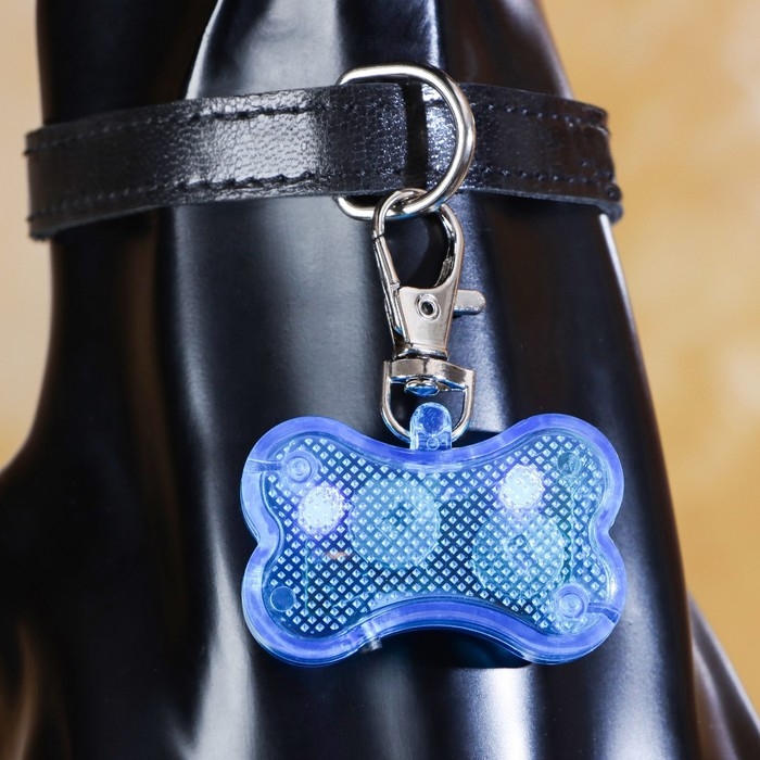 Маячок-адресник Косточка с наклейкой под записку 3 режима свечения голубой Маячок-адресник Косточка с наклейкой под записку 3 режима свечения голубой