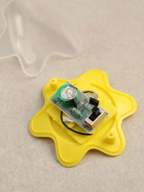 Садовый светильник &laquo;Цветок жёлтый&raquo;, уличный, на солнечной батарее, 6&times;29&times;6 см, 1 LED, свечение белое