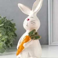 Сувенир керамика "Зайчик с оранжевой морковкой" 9,7х8,5х18,7 см