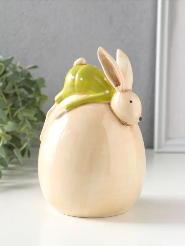 Сувенир керамика "Зайчик в зелёном костюме, лежит на яйце" 10,4х10х14,9 см