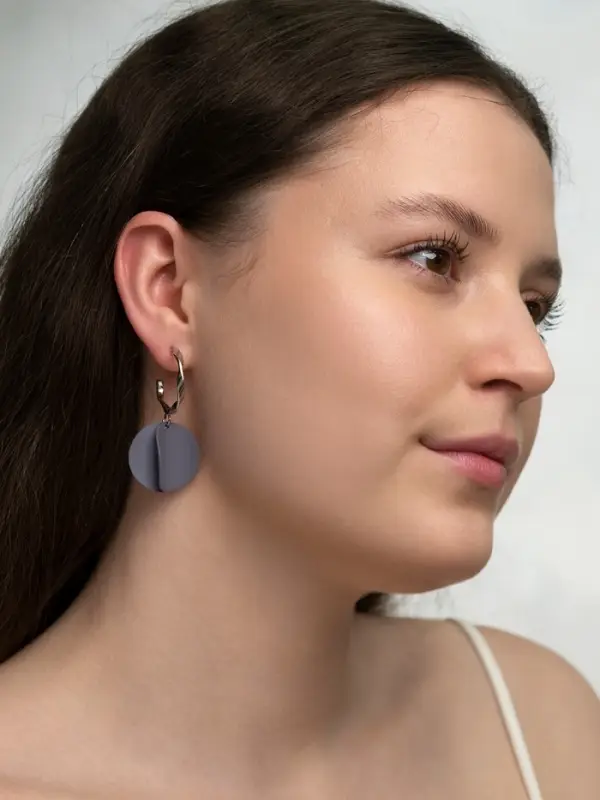 Серьги &laquo;Лепесточки на кольце&raquo;, серые в серебре