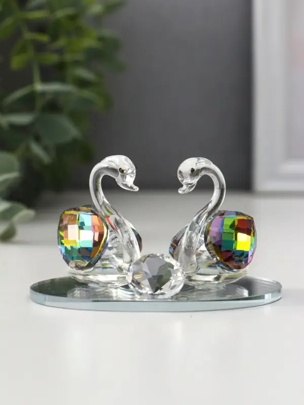 Фигурка стекло &laquo;Лебеди с бриллиантом&raquo;, зелёная голография, 9&times;6&times;5.5 см