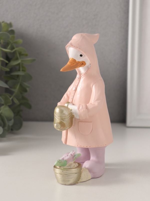 Сувенир полистоун Сувенир полистоун "Утка в дождевике поливает цветок из лейки" 9,5х6х14,5 см