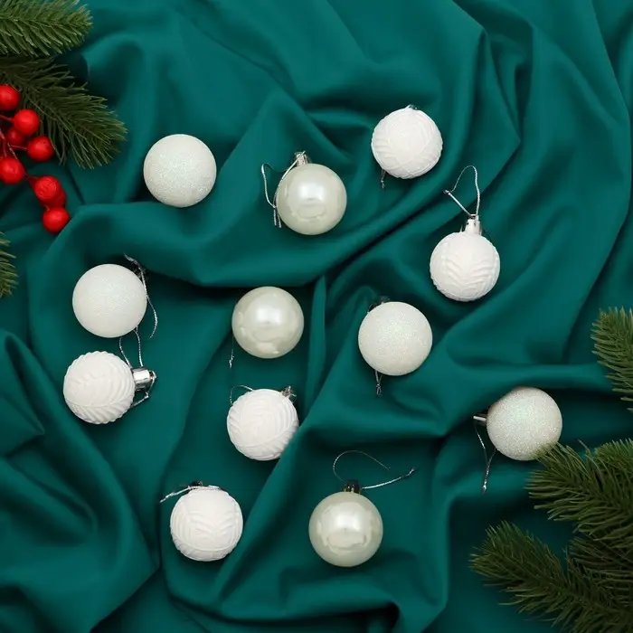 Набор шаров пластик d-4 см, 12 шт "Мелодия" веточки, белый