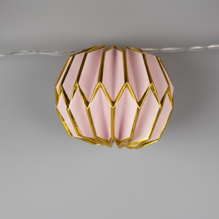 Гирлянда «Нить» 2 м с насадками «Розовый фонарик», IP20, прозрачная нить, 10 LED, батарейки AAх2 (нет в комплекте), свечение тёплое белое Гирлянда «Нить» 2 м с насадками «Розовый фонарик», IP20, прозрачная нить, 10 LED, батарейки AAх2 (нет в комплекте), свечение тёплое белое