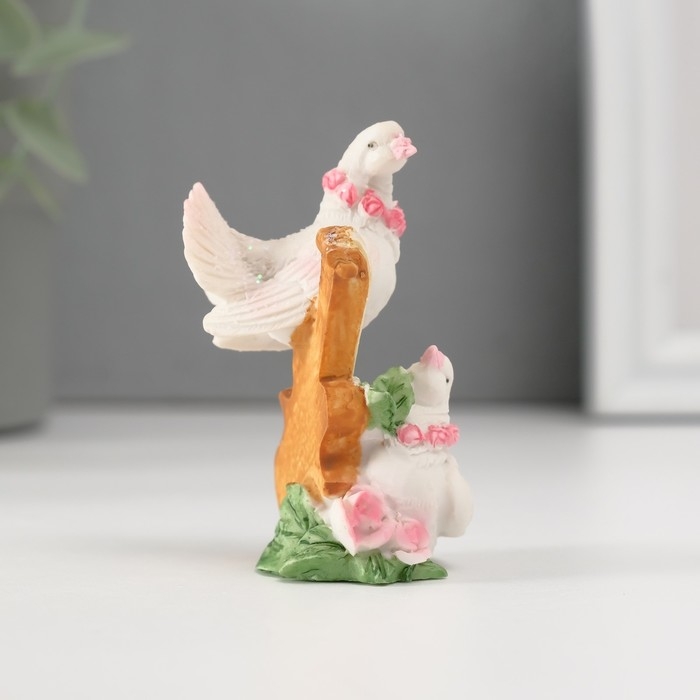 Полистоун голуби в розовом венке 6*4 см Полистоун голуби в розовом венке 6*4 см