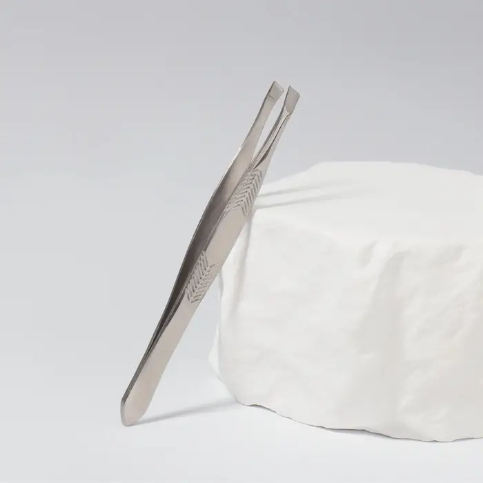 Пинцет для коррекции бровей, скошенный, узкий, 9 см Пинцет для коррекции бровей, скошенный, узкий, 9 см