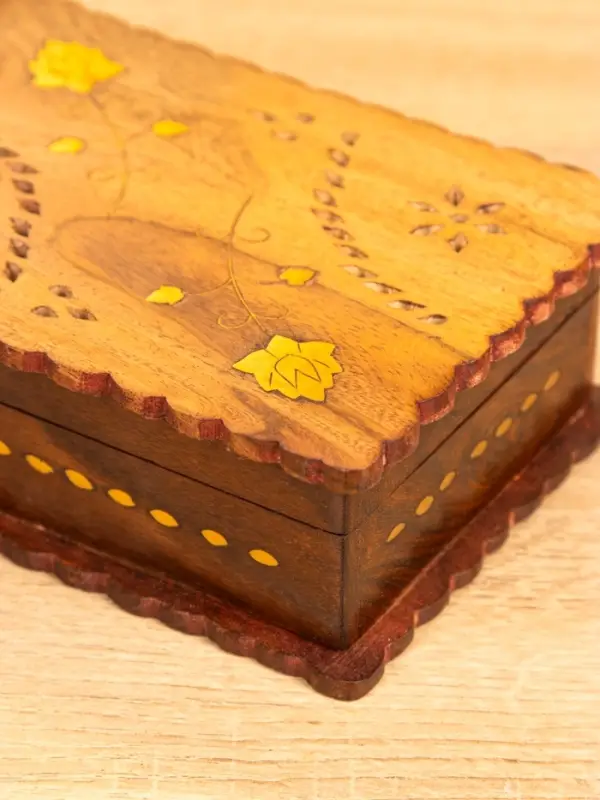 Шкатулка резная "Листья" 18х13х6 см, дерево шишам