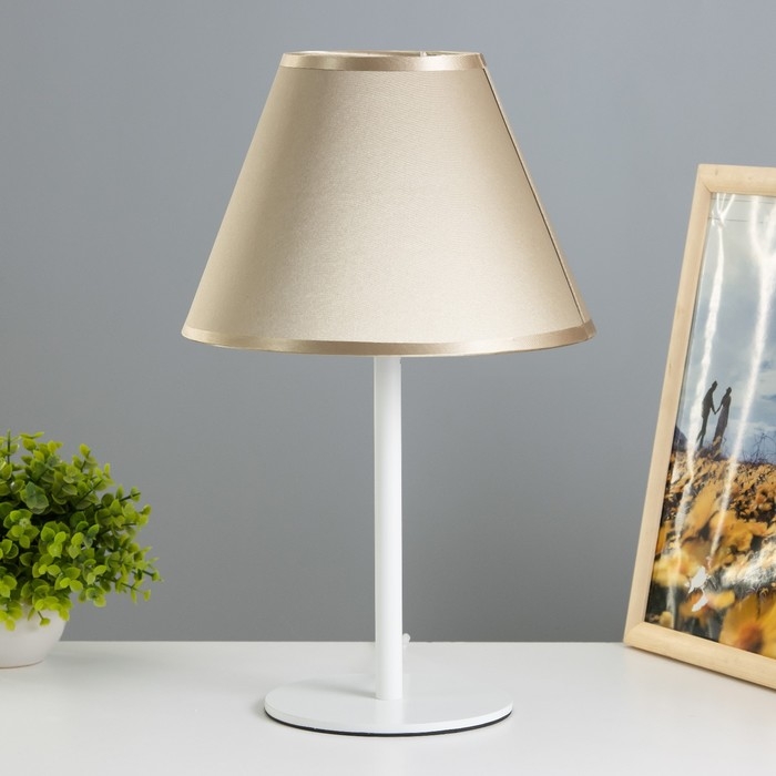 Лампа настольная Oliver 1х15Вт Е27 белый/шампань 25х25х40см RISALUX Лампа настольная Oliver 1х15Вт Е27 белый/шампань 25х25х40см RISALUX