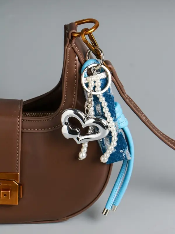 Брелок на карабине с джинс. ремешком Брелок на карабине с джинс. ремешком "Сердце и нить жемчуга" бусины d=0,5 см 18х4,8х2 см