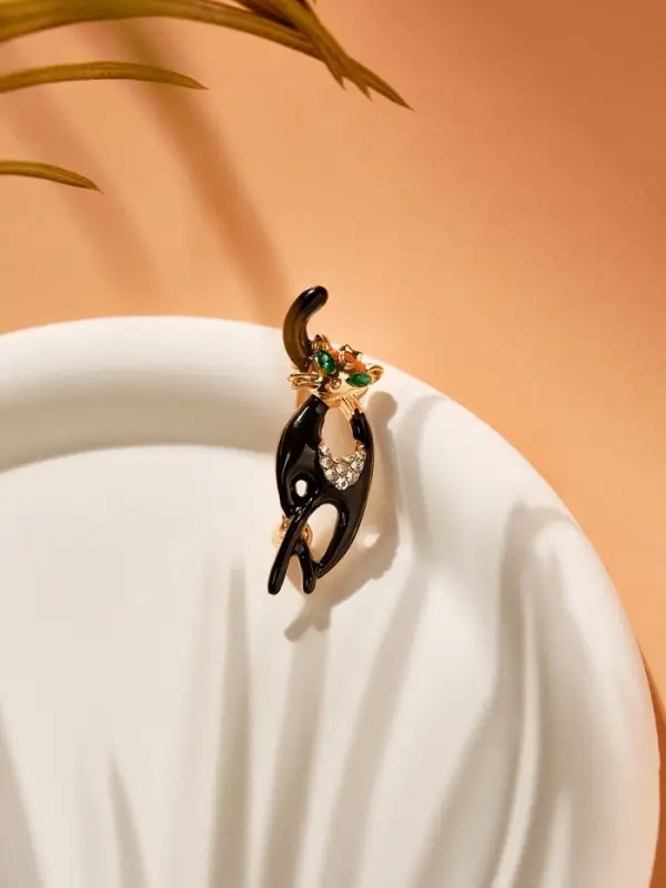 Брошь &laquo;Кошечка&raquo;, грация, черно-белая в золоте