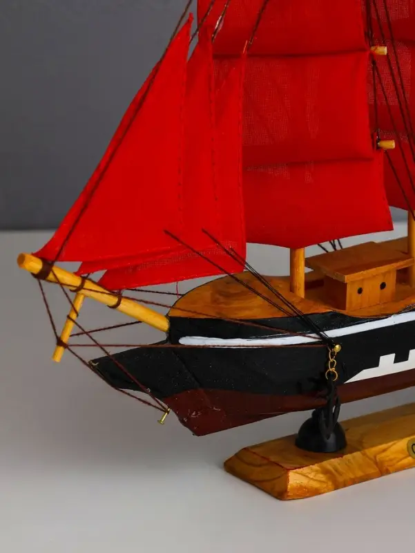 Сувенирная модель корабля &laquo;Флора&raquo;, борта чёрные с белой полосой, паруса алые, 32&times;6.5&times;31 см