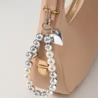 Брелок на карабине "Жемчужная нить с сердцем" серебристо-белый 11х3х1 см