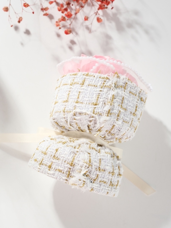 Букет из мыльных лепестков "Три розы с открыткой в коробке" розовый 10,6х10,6х17 см