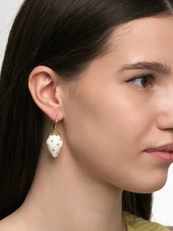 Серьги конго &laquo;Клубника в крапинку&raquo;, белые в золоте