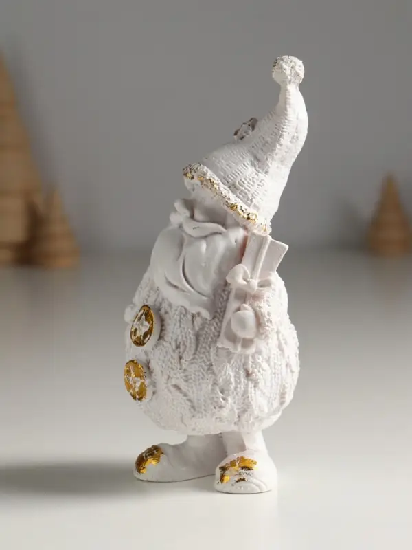Фигура "Дед Мороз с подарком" 16х8,5х6,5 см, белый с позолотой