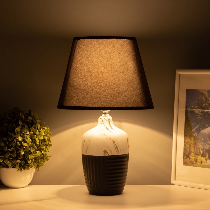 Лампа настольная Лампа настольная "Строгие линии" 1х40Вт Е27 черный/белый 25х25х40см