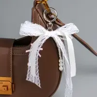 Брелок на карабине "Жемчужный бант с кружевной тесьмой" бусины d=0,4 и 0,8 см 16х9,5х1 см Брелок на карабине "Жемчужный бант с кружевной тесьмой" бусины d=0,4 и 0,8 см 16х9,5х1 см