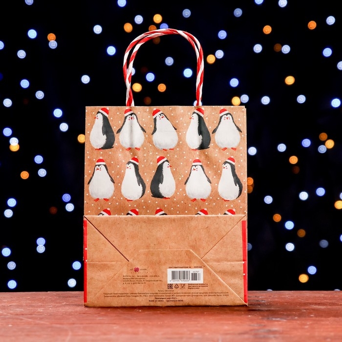 Новый год. Пакет бумажный подарочный новогодний крафт Новый год. Пакет бумажный подарочный новогодний крафт "Пингвины" 18 х 22,3 х 10 см.